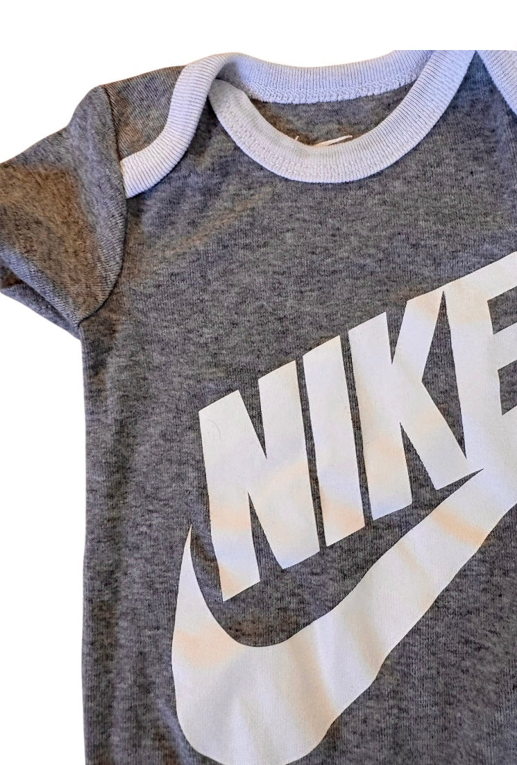 Cache couche NIKE + Short NIKE 6-12 mois