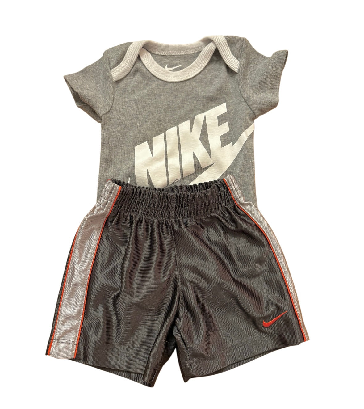 Cache couche NIKE + Short NIKE 6-12 mois