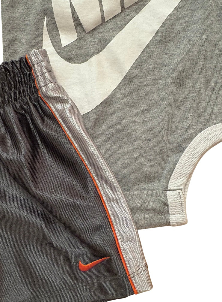 Cache couche NIKE + Short NIKE 6-12 mois